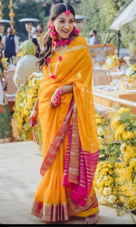 Haldi Sari, Haldi Ceremony Outfit For Bride, Haldi Look For Bride, Pakistani Bridal Hairstyles, Haldi Ceremony Outfit, Haldi Dress, Bengali Saree, Haldi Outfits, Indian Wedding Bride