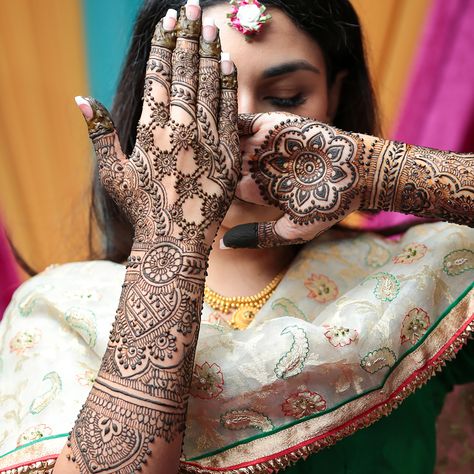 Fresh Bridal Mehndi Mehendi Photography, Pose Pengantin, Indian Bride Poses, Indian Bride Photography Poses, New Bridal Mehndi Designs, Indian Wedding Photography Couples, Bridal Henna Designs, Bridal Photography Poses, Bride Photography Poses