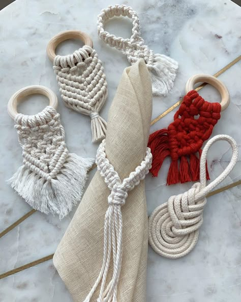 Vintage Macrame Patterns, Macrame Runner, Napkin Rings Diy, Decoration Restaurant, Macrame Wedding, Macrame Wall Hanging Patterns, Macrame Patterns Tutorials, Modern Macrame, Macrame Ideas