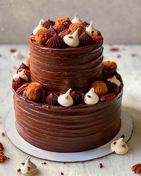 Chocolate Two Tier Cake, Choco Caramel Cake, Chocolate 18th Birthday Cake, Chocolate Cake Flavor Combinations, Chocolate Tier Cake, 18th Birthday Cake Chocolate, Dark Chocolate Cake Design, Salted Caramel Cake Recipe, Two Tier Chocolate Cake