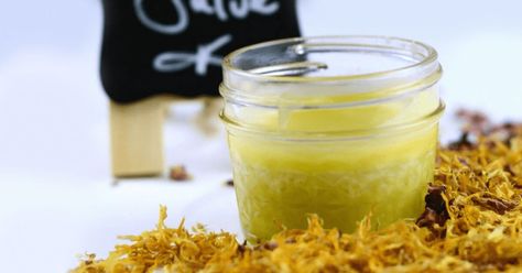 Chamomile Salve, Making Cosmetics, Benefits Of Organic Food, Rose Geranium Essential Oil, Salve Recipes, Calming Essential Oils, Healing Salves, Herbal Recipes, Beauty Diy