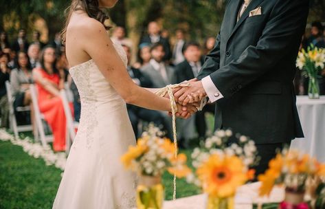 It represents the union of their hands and the spiritual promise to mantein that union during the time their love remains. Handfasting Ceremony, Easter Costume, Writing A Love Letter, Big Candles, Couples Walking, Sand Ceremony, Couple In Love, Couples In Love, Photos Wedding