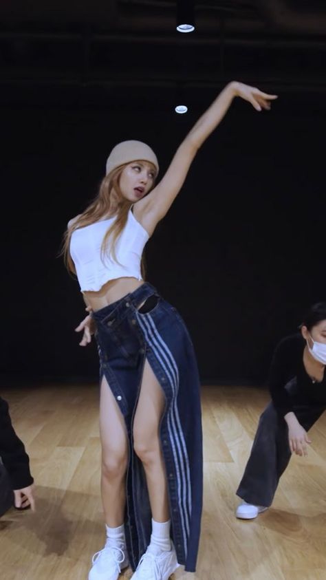 Lisa Money Outfit Inspired, Lisa Practice Outfit, Lisa Jeans Outfit, Lisa Dance Outfit, Lisa Dance Practice Outfit, Lisa Style Outfits, Lisa Money Outfit, Lisa Outfits Casual, Blackpink Outfit Inspired