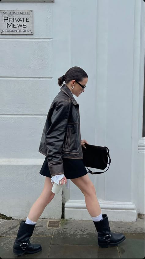 Techno Street Style, Biker Boots Outfit 2023, Engineer Boots Outfit Womens, Miu Miu Boots Outfit, Moto Boot Outfit, Moto Boots Outfit 2023, Rider Boots Outfit, Harness Boots Outfit, Biker Boot Outfit