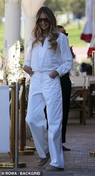 Elle Macpherson, 60, is every inch the fashionista as she has THREE outfit changes in one afternoon while filming mystery project down Bondi | Daily Mail Online Elle Macpherson Style, Elle Mcpherson, Elle Ferguson, Luxury Wardrobe, Elle Macpherson, White Linen Shirt, Celebrity Street Style, Live Show, Everyday Style