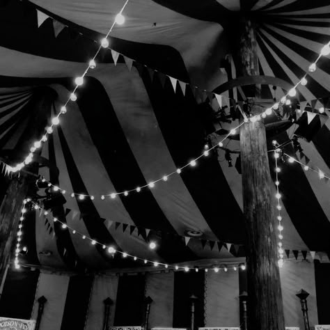 Circus Black And White, Vintage Circus Aesthetic, Ouji Style, Caraval Aesthetic, Scary Circus, Black And White Clown, Haunted Circus, Clowncore Aesthetic, Circus Background