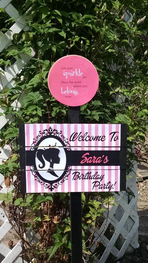 Welcome sign- inspiration (diy) Barbie Welcome Sign, Barbie Decor, Mickey Clubhouse, Sign Inspiration, Cookie Monster Birthday, Birthday Yard Signs, Barbie Birthday Party, Barbie Theme, Monster Birthday