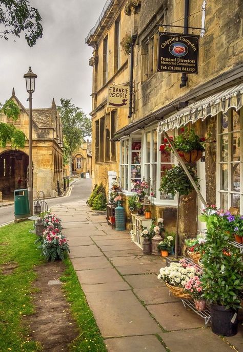 English Cottage Exterior, The Cotswolds England, English Cottage Interiors, Chipping Campden, Country Living Uk, British Cottage, Cotswolds Cottage, Cotswold Villages, Cotswolds England