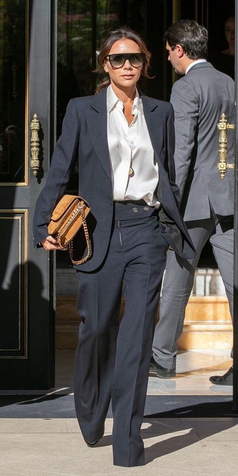 25 Best Office Looks Inspired by Victoria Beckham - Elegant Mind Beckham Style, Victoria Beckham Outfits, Victoria Beckham Style, Suede Bag, Business Outfits Women, Power Dressing, Power Suit, Business Outfit, Mode Inspo