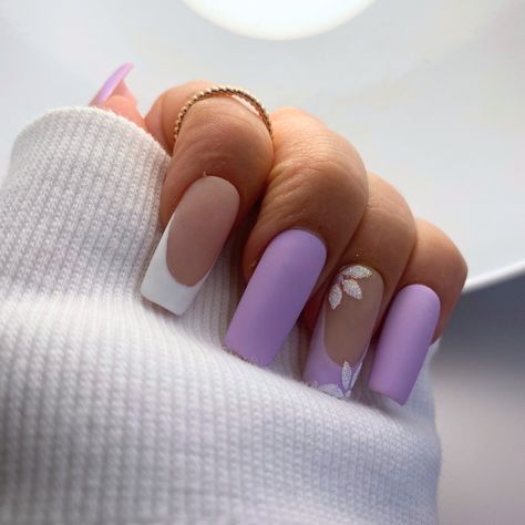 Cette création aux douces couleurs de violet et de blanc saura sublimer vos mains à tout moment. Une french manucure dessinée à main levée et des fleurs pailletées pour des mains gracieuses et embellies en un instant. Sentez-vous femme jusqu'au bout des ongles ! Ongles Violet Pastel, Ongles Gel Violet, Instant Nails, Rose Nail Art, Dream Nails, Nail Inspo, Press On Nails, Violet, Nail Designs