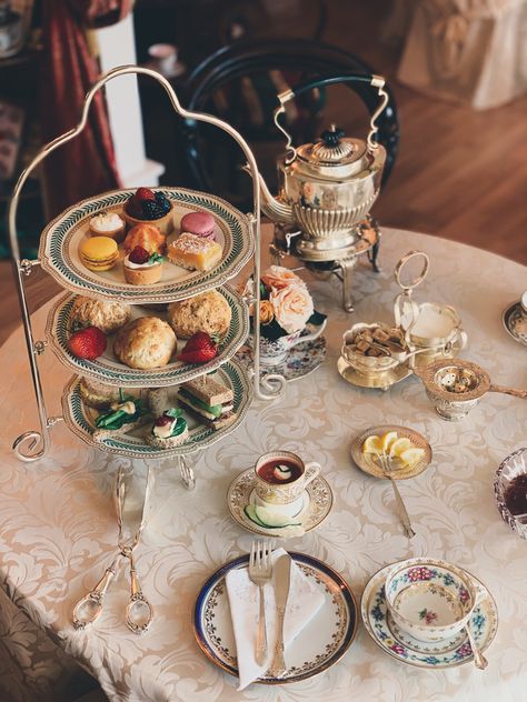 English Tea Room Decor, Afternoon Tea Table Setting Ideas, Classic Tea Party, Tea Setting Table, Tea Party Picture Ideas, Tea Party Food Table Display, Luxury Tea Aesthetic, Tea House Aesthetic, English Tea Time Aesthetic