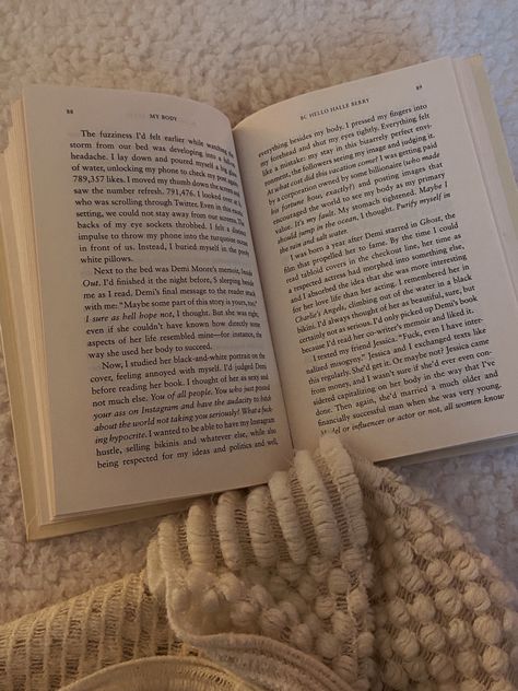 #aesthetic #booklover #cozy #bed #reading #neutrals Reading Before Bed Aesthetic, Mindfullness Aesthetic, Cozy Reading Aesthetic, Dark Reading, Winter Reads, Mermaid Wallpapers, Couple Activities, Cozy Aesthetic, Reading In Bed