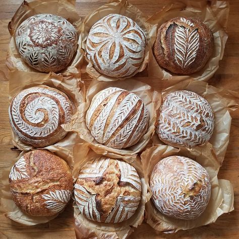 Aesthetic Sourdough Bread, Pretty Sourdough Bread, Sourdough Bread Cut Designs, Round Sourdough Bread Scoring, Homemade Bread Aesthetic, Sourdough Bread Art, Sourdough Bread Aesthetic, Gifting Bread, Sourdough Bread Designs