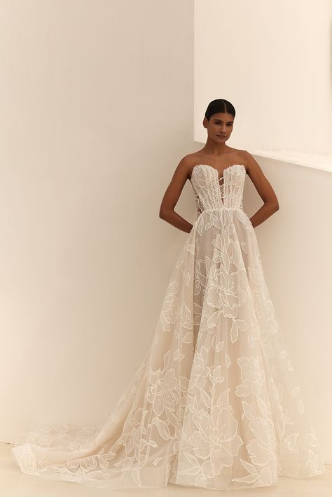 Modern Aline Wedding Dress, Bold Lace Wedding Dress, Tiered Ballgown Wedding Dress, Wedding Dresses Princess Style, Lace Silk Wedding Dress, Wedding Dress With Texture, Black Tie Wedding Gown, Big Lace Wedding Dress, Wedding Dress 2025 Bride