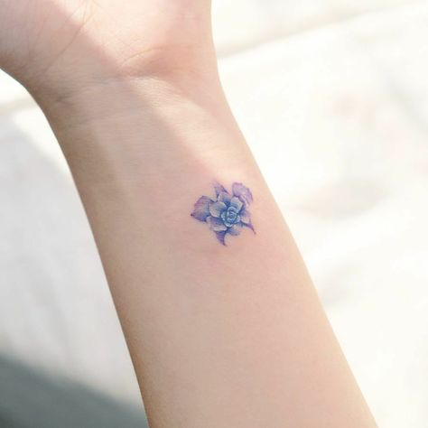 Smeraldo Flower Tattoo, Smeraldo Flower, Tattoo Queen, Cute Ankle Tattoos, Ankle Tattoos For Women, Bts Tattoos, Mom Tattoo Designs, Knot Tattoo, Simple Tattoo