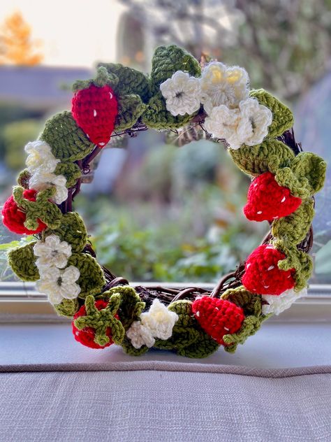 Summer Crochet Wreath, Crochet Wreaths Ideas, Crochet Flower Wreath Pattern Free, Crochet Summer Decor, Crochet Spring Decor, Crochet Wreath Pattern Free, Scrap Crochet Projects, Crochet Flower Wreath, Crochet Wreath Pattern