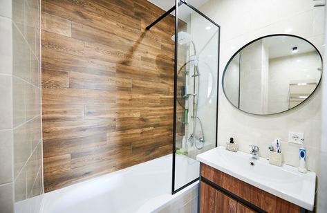 Half Glass Shower Door For Bathtub Pros And Cons - Designing Idea Half Shower Door, Half Glass Shower Door, Creative Bathroom, Kitchen Backsplash Designs, Backsplash Designs, Bathroom Trends, Small Bathroom Design, Simple Bathroom, Glass Shower Doors