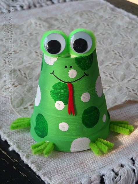 This foam cup frog craft is so cute! I think I'll definitely be making this with the kids this weekend! Frog Craft, Animals Crafts, Paper Cup Crafts, Crafts Clay, Kid Hairstyles, Frog Theme, Frog Crafts, Kids Animals, Pipe Cleaner Crafts