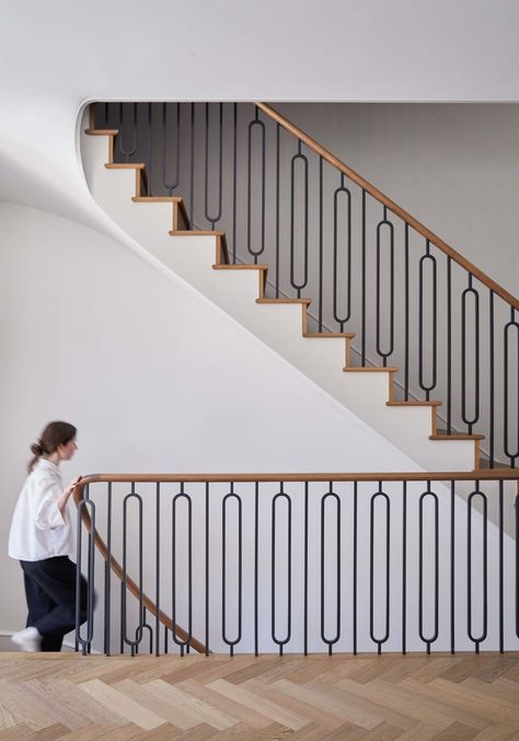 Oak Handrail, Interior Stair Railing, Staircase Interior Design, New Staircase, Stair Railing Design, Metal Stairs, Staircase Railings, Curved Staircase, Lan Can