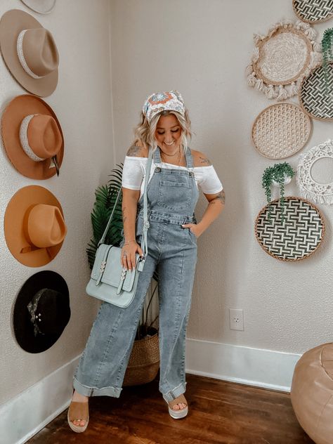 Cute Errands Outfit Summer, Overalls Spring Outfit, Chic Edgy Outfits, Salopette Outfit, Errands Outfit Summer, Comfy School Outfits, Womens Overalls, Overalls Denim, Errands Outfit