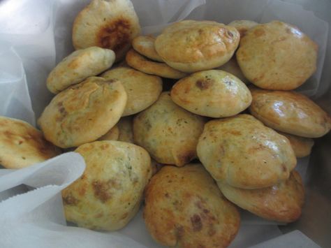 A bowl of hot cheese pies Chaldean Recipe, Iraqi Cuisine, Meat Pie Recipe, Hot Cheese, Arabian Food, Cheese Pie, Cheese Pies, Savory Tart, Eastern Cuisine