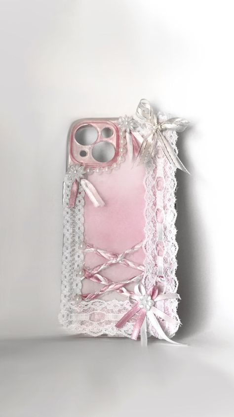 Jirai Kei Phone Case, Decoden Ideas, Lace Phone Case, Decoden Case, Hand Knitting Diy, Jirai Kei, Handmade Phone Case, Cute Sewing Projects, Dark Phone Wallpapers