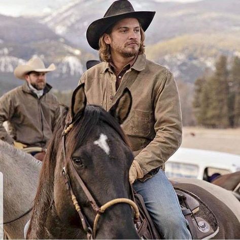 Kayce is so awesome! (So is rest of cast!! Kayce Dutton Yellowstone, Kayce Dutton, Yellowstone Series, Luke Grimes, Cole Hauser, Yellow Stone, Country Boys, The Ranch, Man Crush