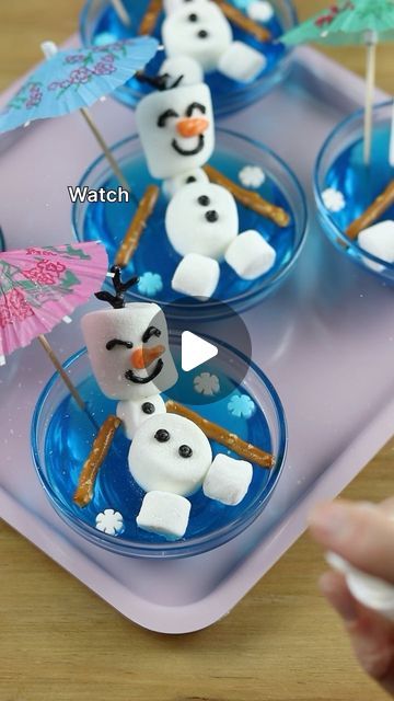 Christmas Jello Cups For Kids, Olaf Jello Cups, Disney Frozen Recipes, Olaf Marshmallow Snowman, Frozen Cupcake Ideas, Olaf Jello, Disney Pretzel, Olaf Marshmallow, Frozen Themed Food