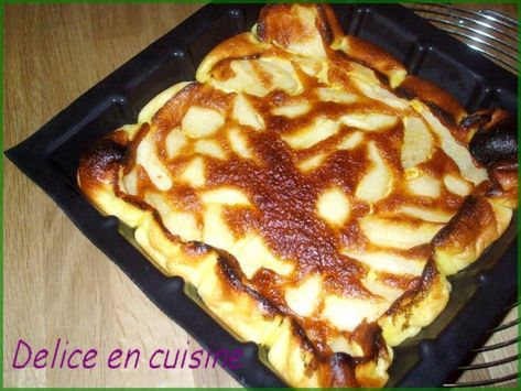 C'est la saison des poires, j'en ai profité pour faire un clafoutis. L'avantage avec les clafoutis c'est qu'on peut les accommoder avec presque tous les fruits et c'est super facile à faire :-) Comme vous pouvez le voir, je l'ai cuit dans mon moule... Dessert Ww, Fruit Desserts, Griddle Pan, Flan, Waffles, Pancakes, Chef, Yummy Food, Dessert