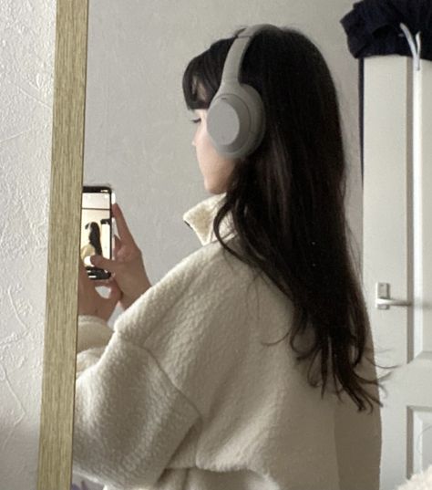 Sony M4 Headphones, Sony Xm4 Headphones Aesthetic, Sony Xm5 Headphones Aesthetic, Sony Xm4 Aesthetic, Winter Fashion Skirts, Sony Headphones Aesthetic, Grey Headphones, Sony Xm4, Headphone Girl