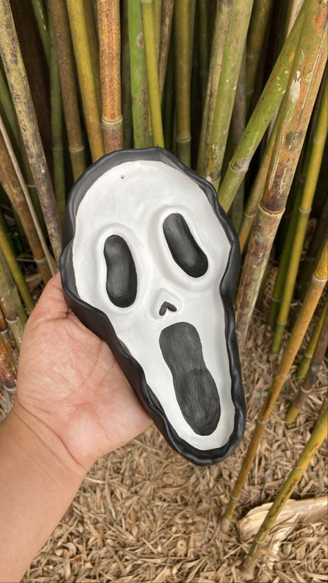 Clay Scream Mask, Ghostface Clay Art, Ghostface Ceramic, Halloween Incense Holder, Clay Art Projects Decorative Trays, Clay Ghostface, Cool Ashtrays Clay, Cute Clay Ideas Easy Aesthetic, Air Dry Clay Ideas Sculpture