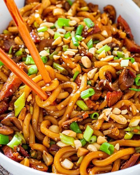 Asian Style Udon Noodles with Pork and Mushrooms - a super quick and incredibly easy udon noodle dish with pork, mushrooms and a fiery sriracha sauce. Ready in 20 minutes tops!  #asian #udonnoodles #udon #recipe #pork #mushrooms Easy Udon, Pork And Mushrooms, Chicken Udon Noodles, Chicken Udon, Udon Noodles Recipe, Udon Recipe, Hoisin Chicken, Asian Dish, Udon Noodle