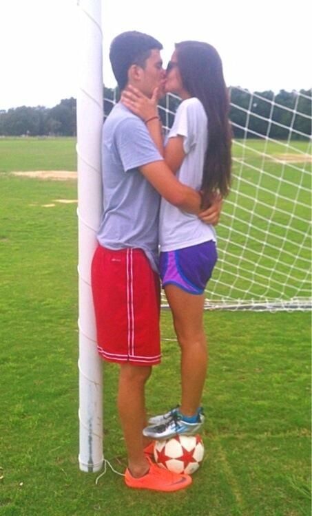 Soccer Couple Pictures, Basketball Relationship Goals, Basketball Relationships, Soccer Relationships, Cute Soccer Couples, Mode Poses, Soccer Couples, Short Girlfriend, Relationship Goals Tumblr