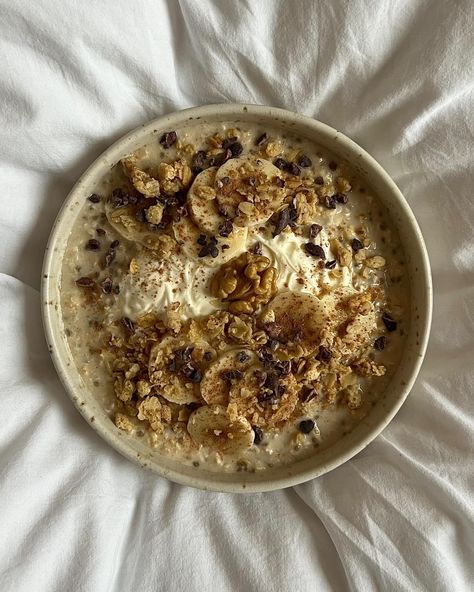 Oat Meal Breakfast Ideas, Oats Aesthetics, Overnight Oats Aesthetic, Basic Overnight Oats, Almond Food, Oat Breakfast, Banana Granola, Missing Them, Breakfast Aesthetic