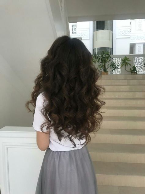 Curled Hairstyles Aesthetic, Long Brown Curls, Curled Hair Aesthetic, Fluffy Curled Hair, Long Brown Hair Curled, Voluminous Wavy Hair, Wide Curls, Wavy Hair Aesthetic, Curls Aesthetic