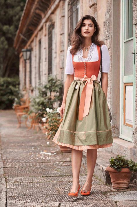 Traumhaft schöne Dirndl aus Salzburg | Wimmer schneidert Drindl Dress Oktoberfest, Dirndl Aesthetic, Octoberfest Outfits, Dirndl Dress Traditional, Drindl Dress, German Traditional Dress, Dirndl Dress Oktoberfest, German Dress Dirndl, Gaun Abad Pertengahan