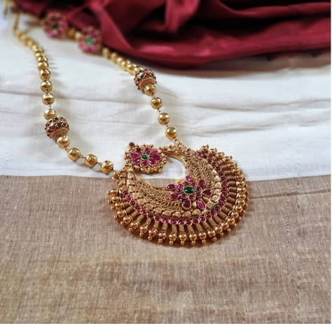 Gundla Mala, Pretty Gold Necklaces, Gold Jewelry Prom, Gold Peacock, Neck Pieces Jewelry, Indian Bridal Jewelry Sets, Pretty Jewelry Necklaces, Pearl Jewelry Design, Peacock Earrings