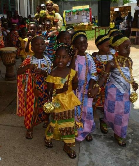 Angolan Traditional Dress, Ivorian Culture, Ghana Aesthetic, West African Women, Ghanaian Culture, Ghana Culture, School Bench, African Aesthetic, Nigerian Culture