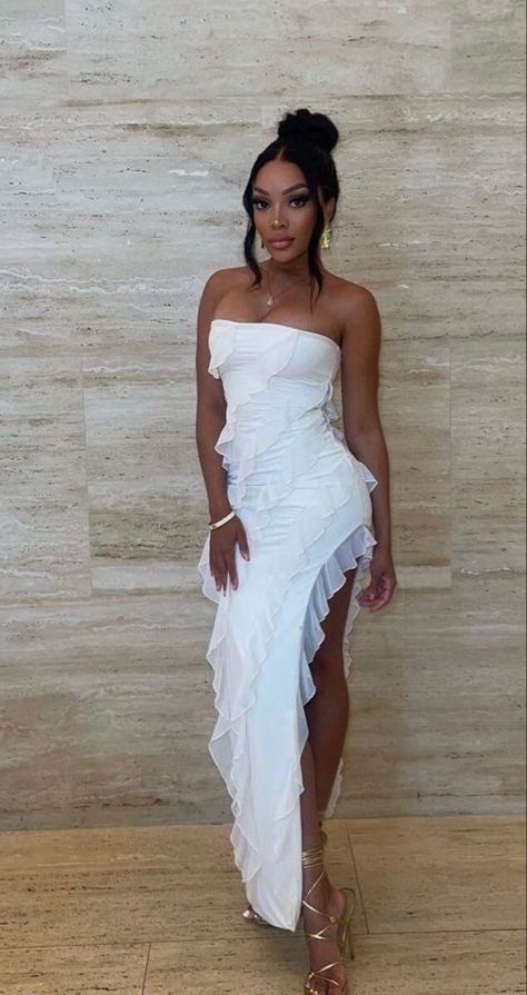 Short White Dress Black Women, All White Dress Outfit Classy, Baddie Dresses Formal, White Dress Gold Accessories, White Dress Birthday Outfit, White Birthday Dress, Winter Firs, All White Party Outfits, 18th Birthday Outfit