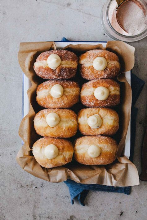 Homemade Brioche Doughnuts filled with rich Vanilla Cream. Recipe for the most delicious yeasted doughnuts that are fried and can easily become your next favorite sweet treat. #videos #doughnuts #brioche #homemade Brioche Doughnuts, Italian Breakfast Recipes, Brioche Donuts, Homemade Brioche, Homemade Doughnuts, Pembuat Roti, Italian Breakfast, Italian Pastry, Custard Filling