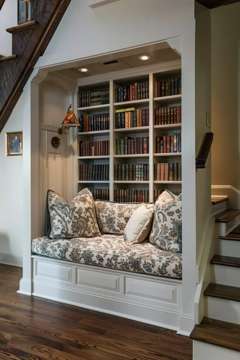 Book Alcove Cozy Nook, Home Library Realistic, Under Stairs Book Nook, Things I Want In My Future House, Old Library Room, Cozy Book Room, Hallway Library, Denia Spain, Cozy Home Library