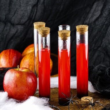 Halloween Shooters, Alcoholic Shots, Halloween Party Ideas For Adults, Test Tube Shots, Rum Shots, Strawberry Daiquiri Mix, Diy Caramel, Shooter Recipes, Party Ideas For Adults