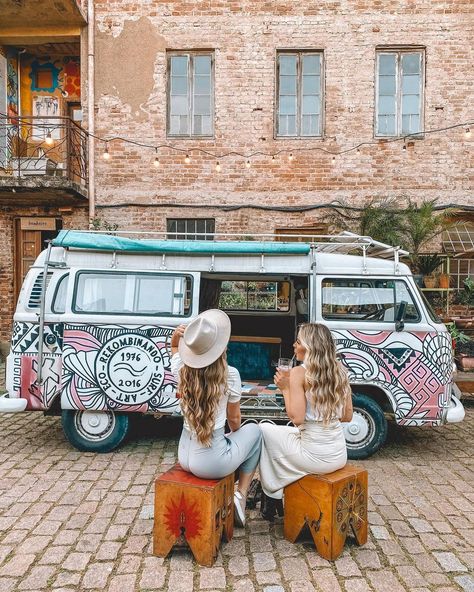 📍Vila Flores, Porto Alegre • Já salvem esse post pra não esquecer desse lugarzinho super instagramavel em Porto! 🤍✨✨ O que dizer dessa… Vw Minibus, Jaguar Auto, Halloween Makeup Look, Kombi Motorhome, Van Vw, Bus Girl, Volkswagen Vans, Vw Camper Van, Volkswagen Van