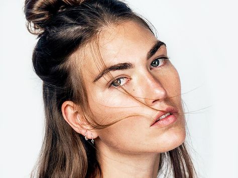 6 Airplane-Friendly Hairstyles That Aren't Sloppy via @ByrdieBeauty Care Hairstyle, Knot Hairstyles, Half Bun Hairstyles, Celebrity Beauty Secrets, Travel Hair, Travel Hairstyles, Baby Lips, A Pony, Sport Motivation