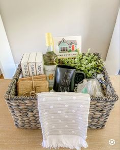 Cadeaumand zelf maken; 25 tips, voorbeelden en ideeën voor samenstellen vulling - Mamaliefde.nl Real Estate Gift Basket, Makeup Gifts Basket, Christmas Crafts Diy Decoration, Boyfriend Boyfriend, First Time Home Buyer, Gift Baskets For Him, Boyfriend Gift Basket, Kids Gift Baskets, Boyfriend Anniversary