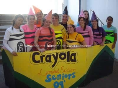 Homemade Box of Crayons Group Costume: In our high school, it’s a tradition for all and only the seniors to dress up for Halloween. My friends and I decided we wanted something different but Crayon Halloween Costume Group, Crayon Box Trunk Or Treat, Crayon Costumes, Crayon Halloween Costume, Crayola Party, Halloween Crayons, Group Halloween Costume Ideas, Crayon Costume, Homecoming Floats