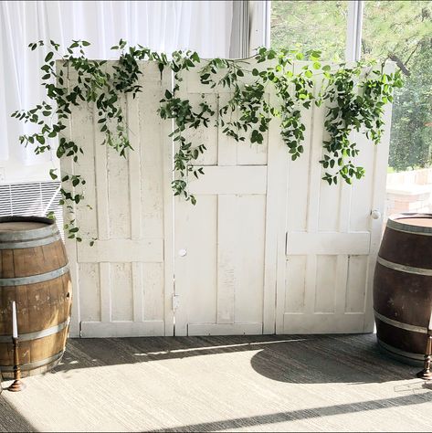 Ball Photo Backdrop, White Wood Backdrop Wedding, Decorate Fence For Wedding, Wedding Privacy Wall, Diy Wedding Wall Backdrop, Wood Pallet Photo Backdrop, Diy Greenery Wall Backdrop, Wooden Backdrop Wedding, Diy Wooden Backdrop