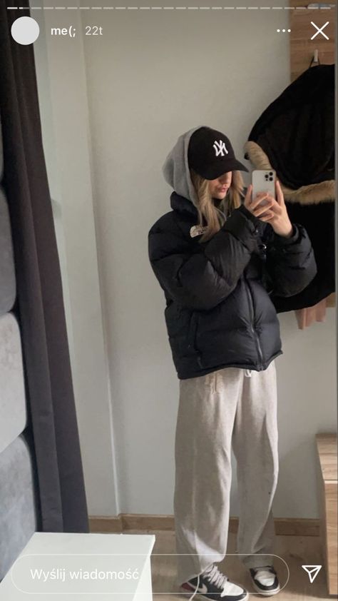 Sweatpants And Jacket Outfit, Hoodie And Cap Outfit, Beanie And Hoodie Outfit, North Face Jacket Aesthetic, North Face Coat Outfit, Winter School Outfits Cold Comfy, Extreme Cold Weather Outfits, Puffer Jacket Outfit Winter Style, North Face Puffer Jacket Outfit