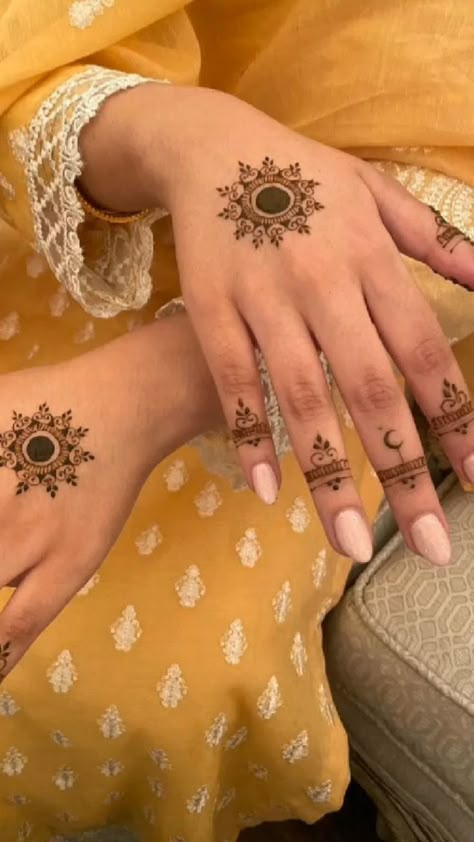 Karwa Chauth Nails Design, Minimal Heena Design, Minimalistic Mehndi Designs, Aesthetic Mehndi Designs For Diwali, Pretty Mehendi Designs, Mehndi For Diwali, Simple Diwali Mehndi Designs, Minimal Mehndi Design, Cute Small Mehndi Designs