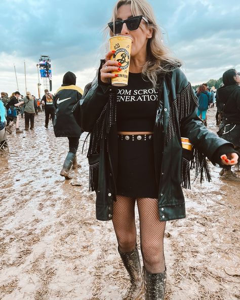 𝐃𝐎𝐖𝐍𝐋𝐎𝐀𝐃 𝐈𝐍𝐒𝐓𝐀 𝐕𝐒 𝐑𝐄𝐀𝐋𝐈𝐓𝐘 Had an awesome time at @downloadfest this weekend. Yes I did wear the same @basicpleasuremode tshirt two days in a row 🤷🏼‍♀️ I made it to the front for Limp Bizkit and may of ended up with a black eye from the pit.... It was the best bit of the entire weekend. Everyone was lovely and even though I don’t think my @drmartensofficial Bex boots will ever recover from the mud it was 100% worth it. #download #downloadfestival #altfashion #altfashionoutfit #drmartens ... Download Festival Outfit, Festival Outfit Cold Weather, Cold Festival Outfit, Insta Vs Reality, Outfit Cold Weather, Download Festival, Outfit Festival, Concert Fit, Limp Bizkit